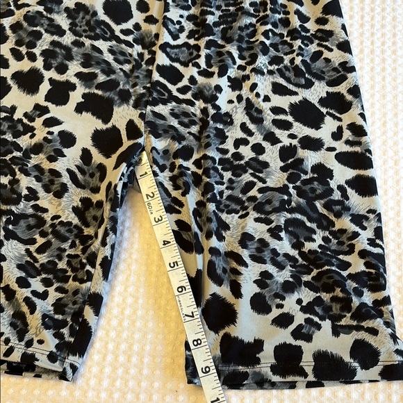 NEW! Leopard Print Women’s Bike Shorts Size X-LARGE Gray Black - Picture 7 of 8